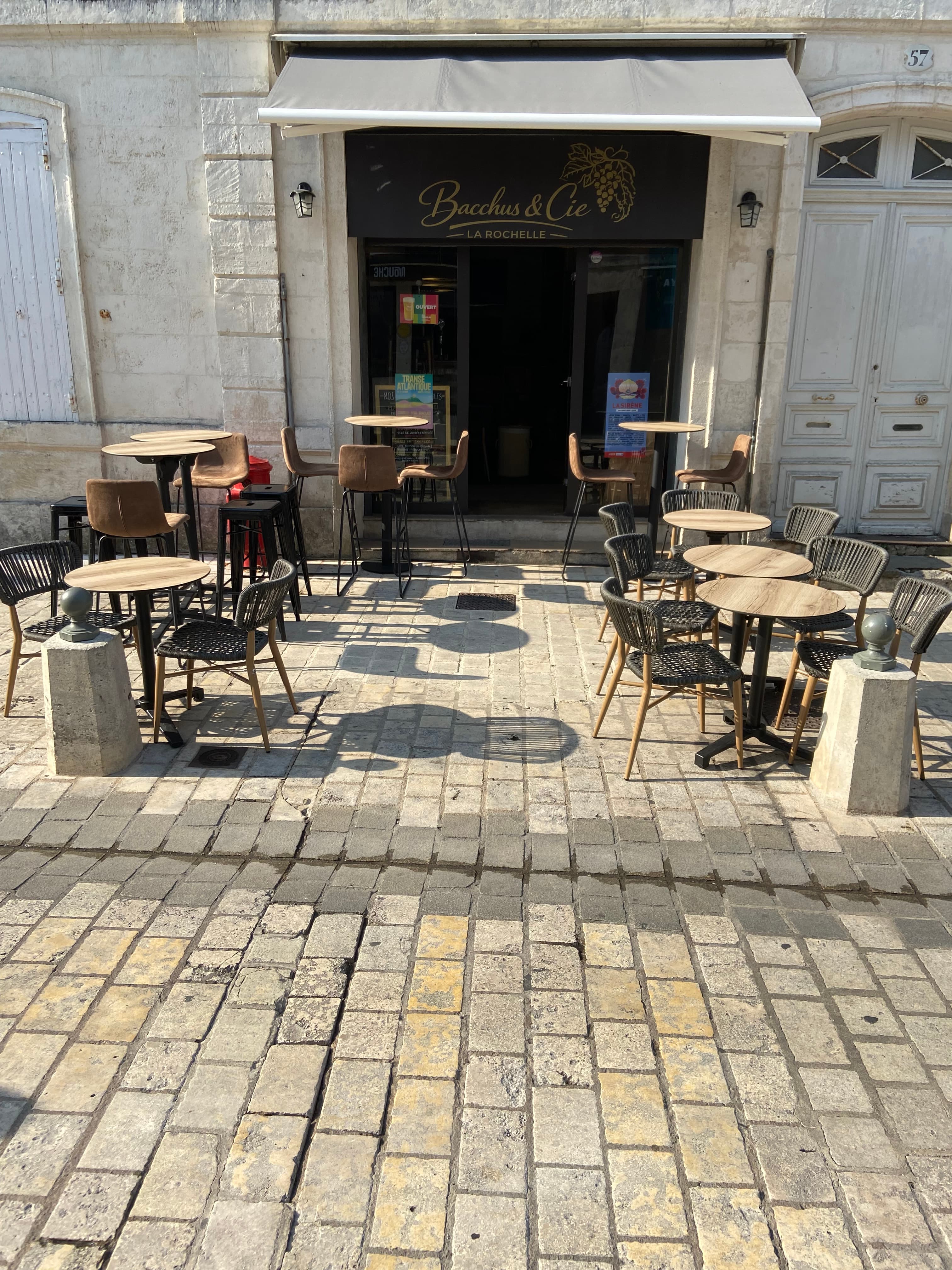 Façade et terrasse de Bacchus & Cie