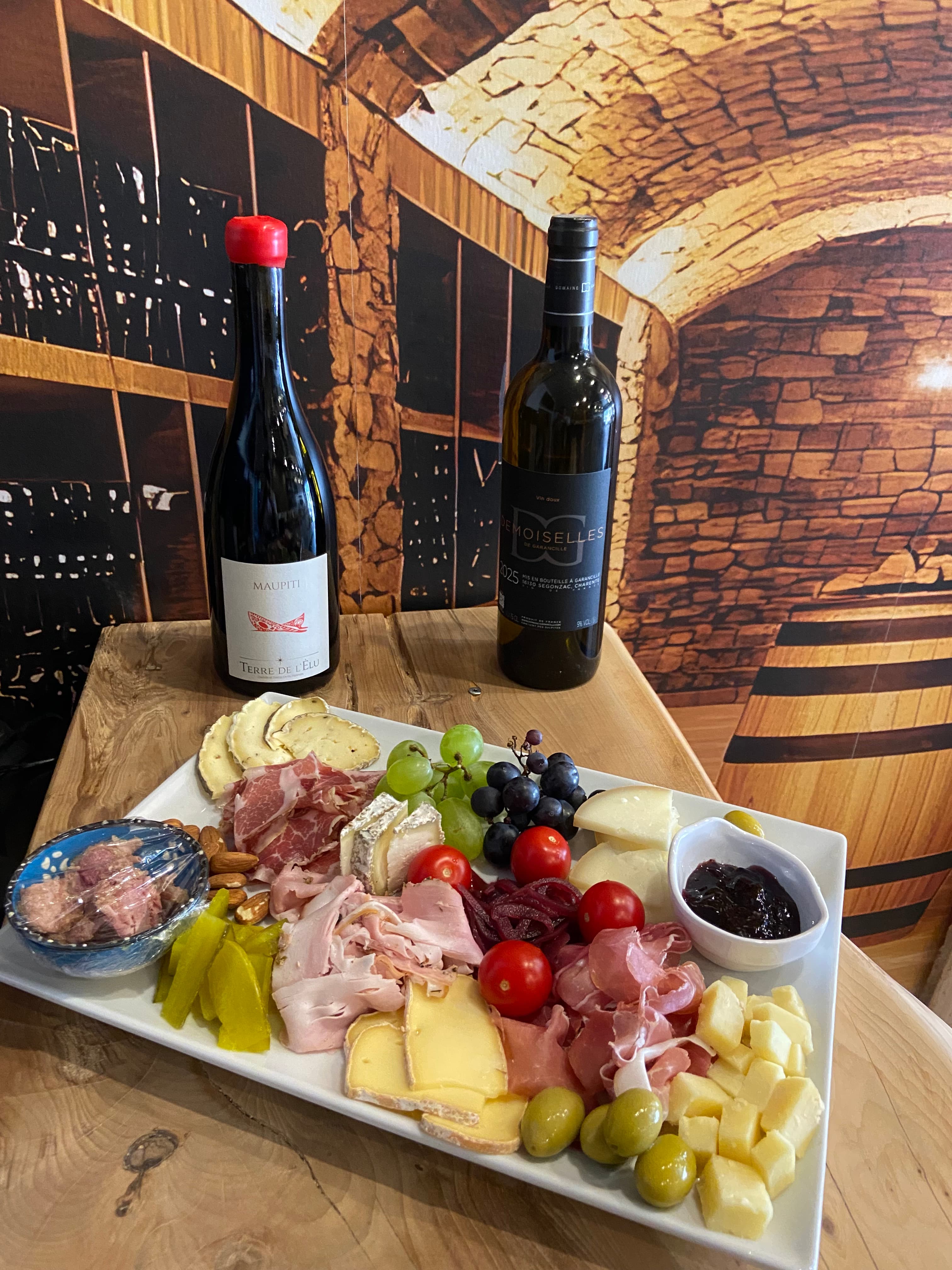Planche apéritive et vin chez Bacchus & Cie
